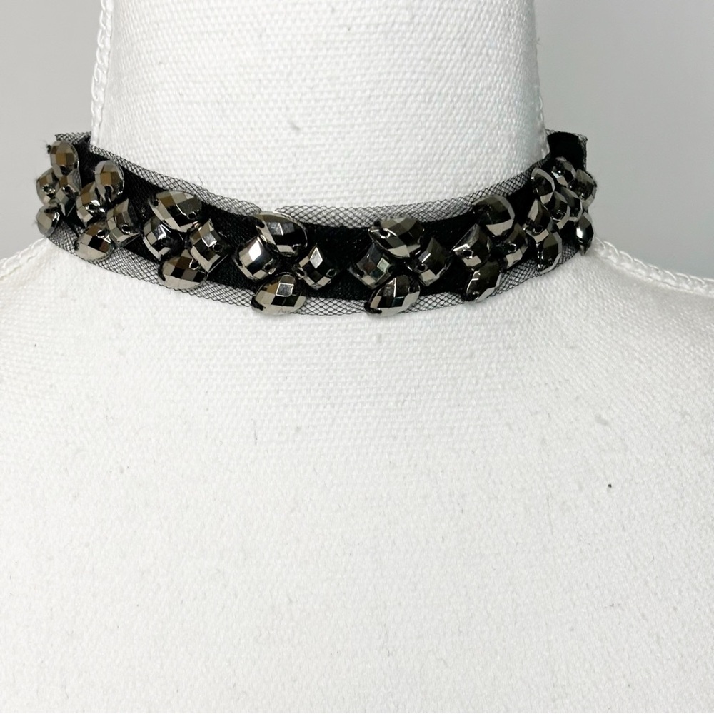 Choker Women’s Silver faceted Stone on Black Lace!
